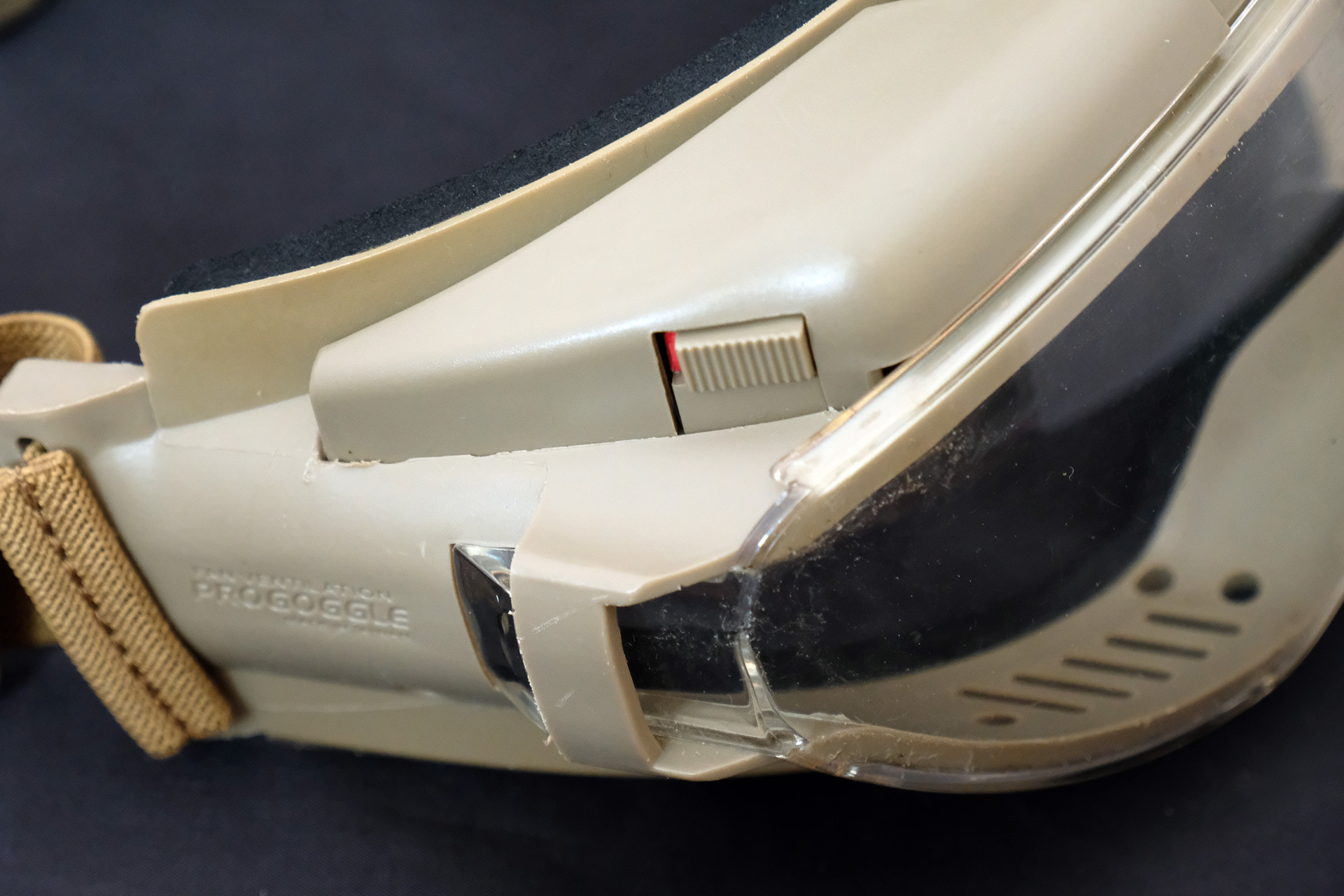 電動ファンのオン／オフ切り替えはスライド式で右側にある。オンにするとオレンジ色が見えて視覚的に判断できる