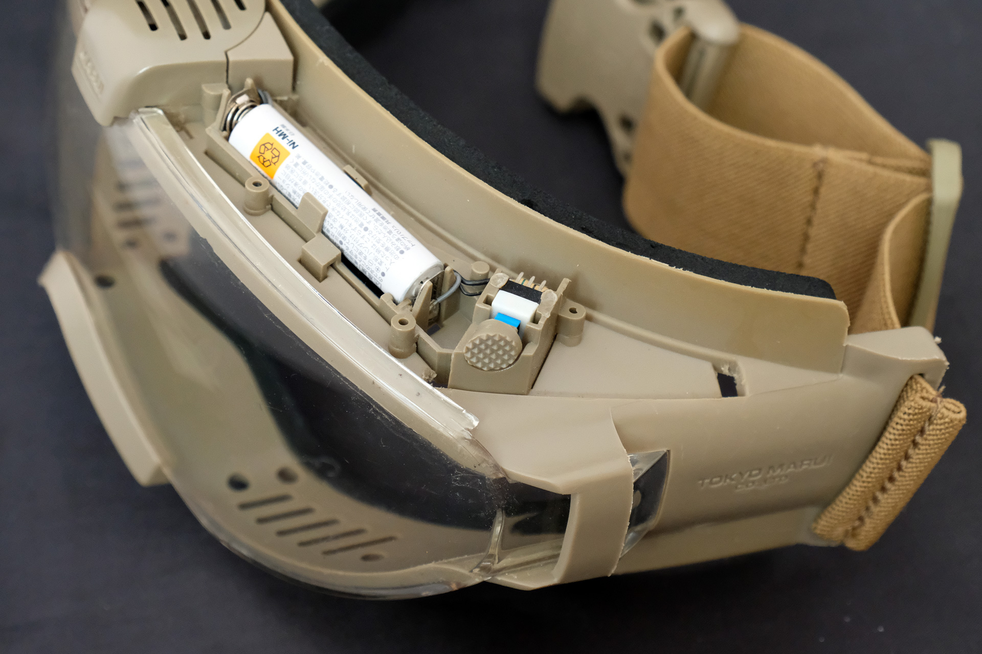 上部のカバーを開けて電池を交換する。電飾が露出していないので断線しにくくなっている