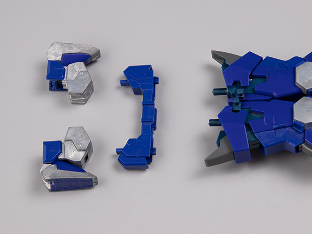 砲身の側面に足首カバーを固定するためのパーツ