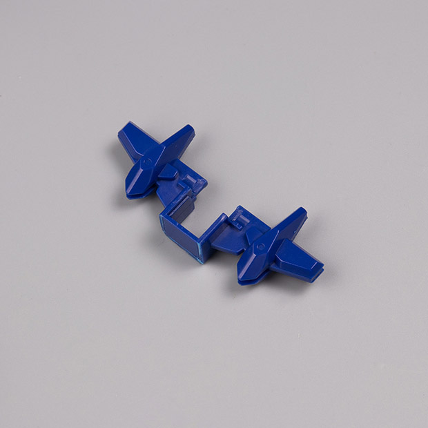 砲身の側面に足首カバーを固定するためのパーツ