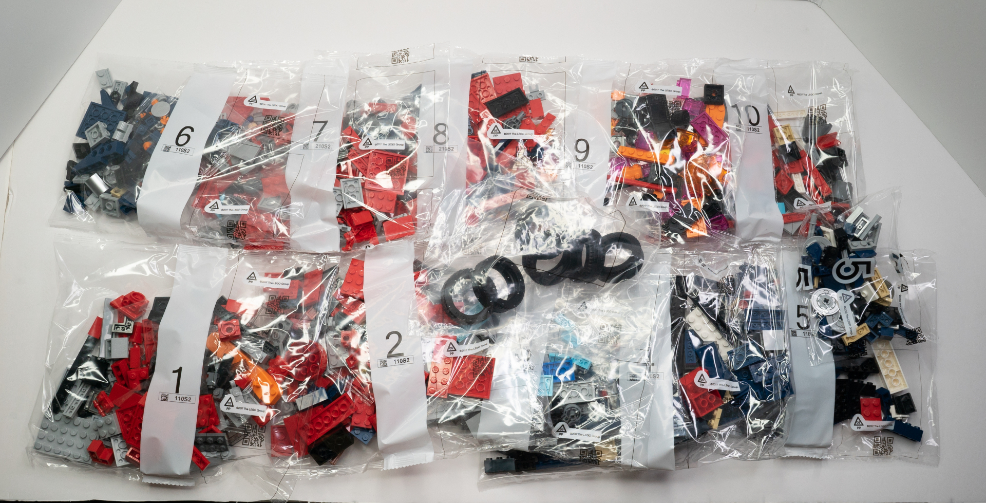 パーツはナンバリングだと10だが5が2つあるのとタイヤの袋があるので合計12袋になる。後はインストラクションにステッカーという内容物だ