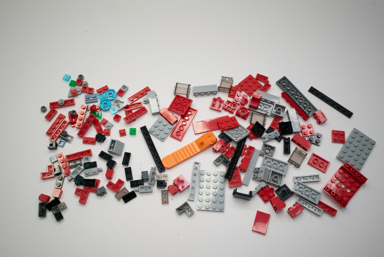 袋1のパーツ構成はバラエティゆたか。入門者用のブロック外しという制作に欠かせないアイテムが入っているので安心して組み立てられるだろう。また、初めて見るテクニックブロック風のディテール付きパーツも入っていた