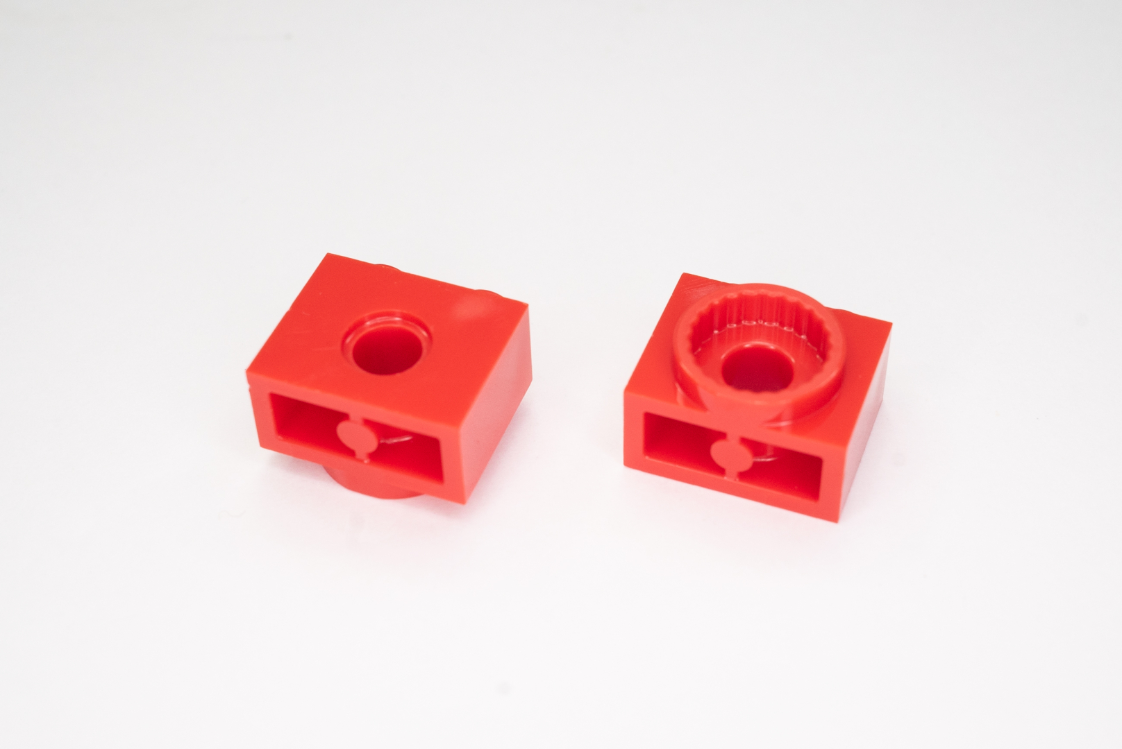 袋1のパーツ構成はバラエティゆたか。入門者用のブロック外しという制作に欠かせないアイテムが入っているので安心して組み立てられるだろう。また、初めて見るテクニックブロック風のディテール付きパーツも入っていた