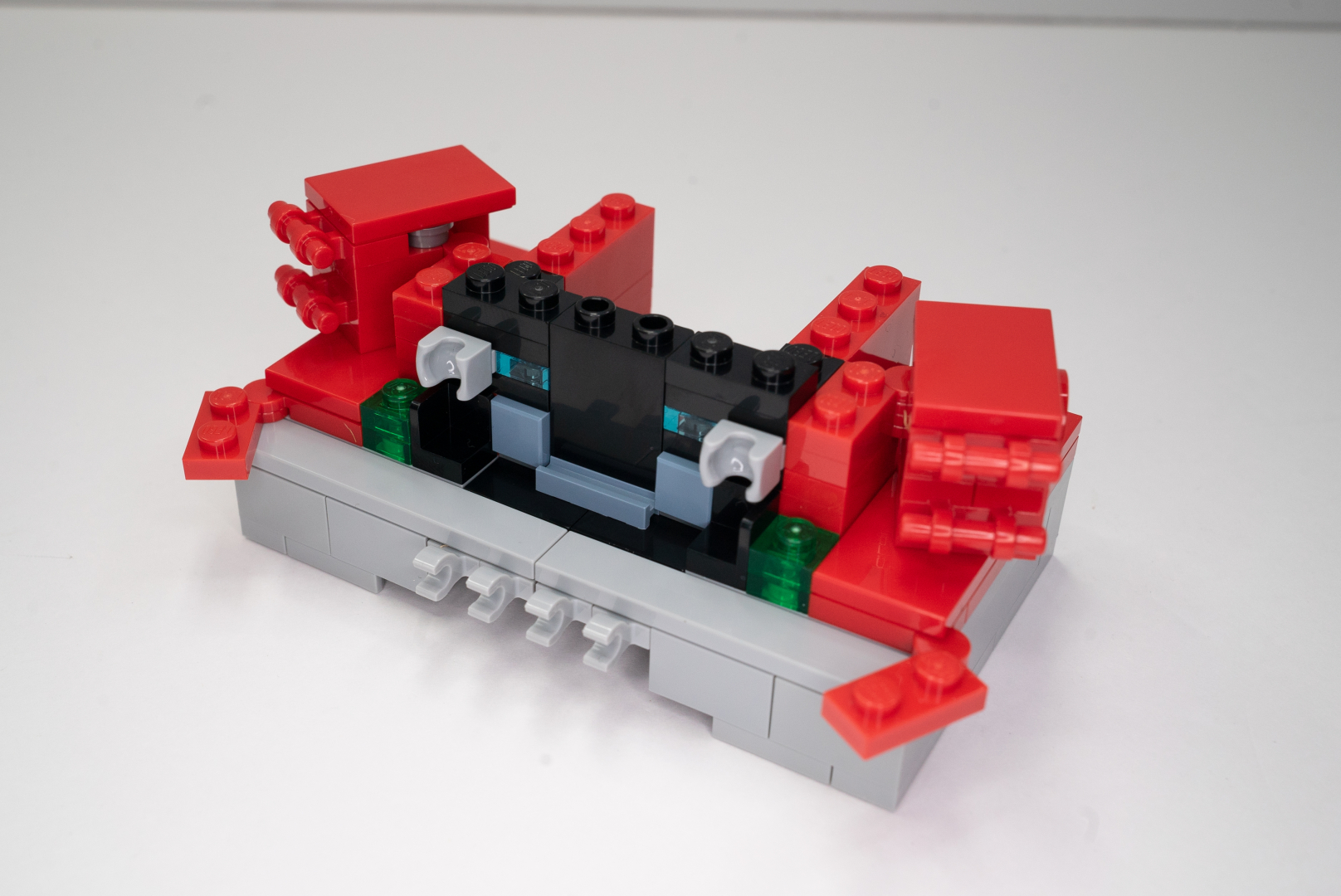 組み立てを始めると、あちこちにヒンジやクリップパーツを付けられようになっていて、変形プロセスが凄く楽しみに思える