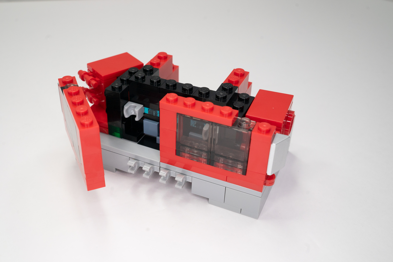 袋1では胸の部分の途中まで完成する。オプティマスらしい部分なので、ここから組ませるというのは正解じゃないだろうか