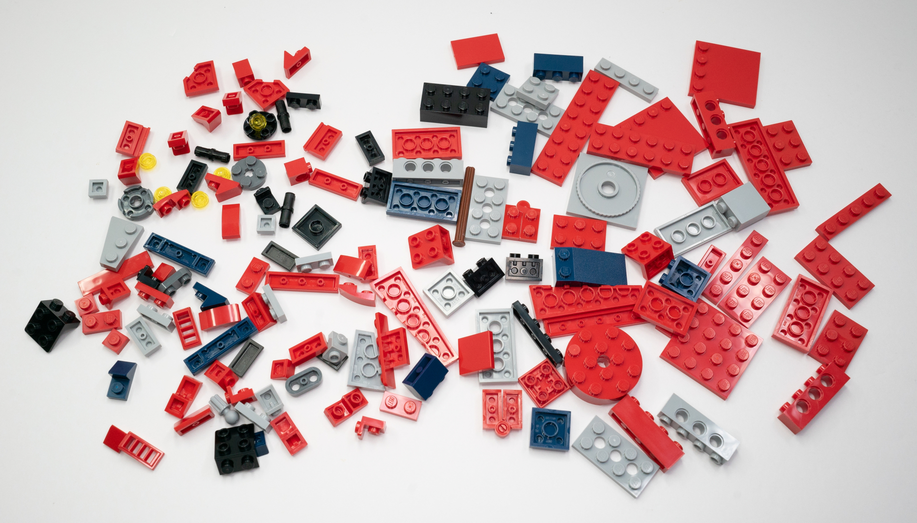 袋2のパーツ構成は赤色のパーツが多めに思える。オプティマスのメインボディは赤なので当然といえば当然