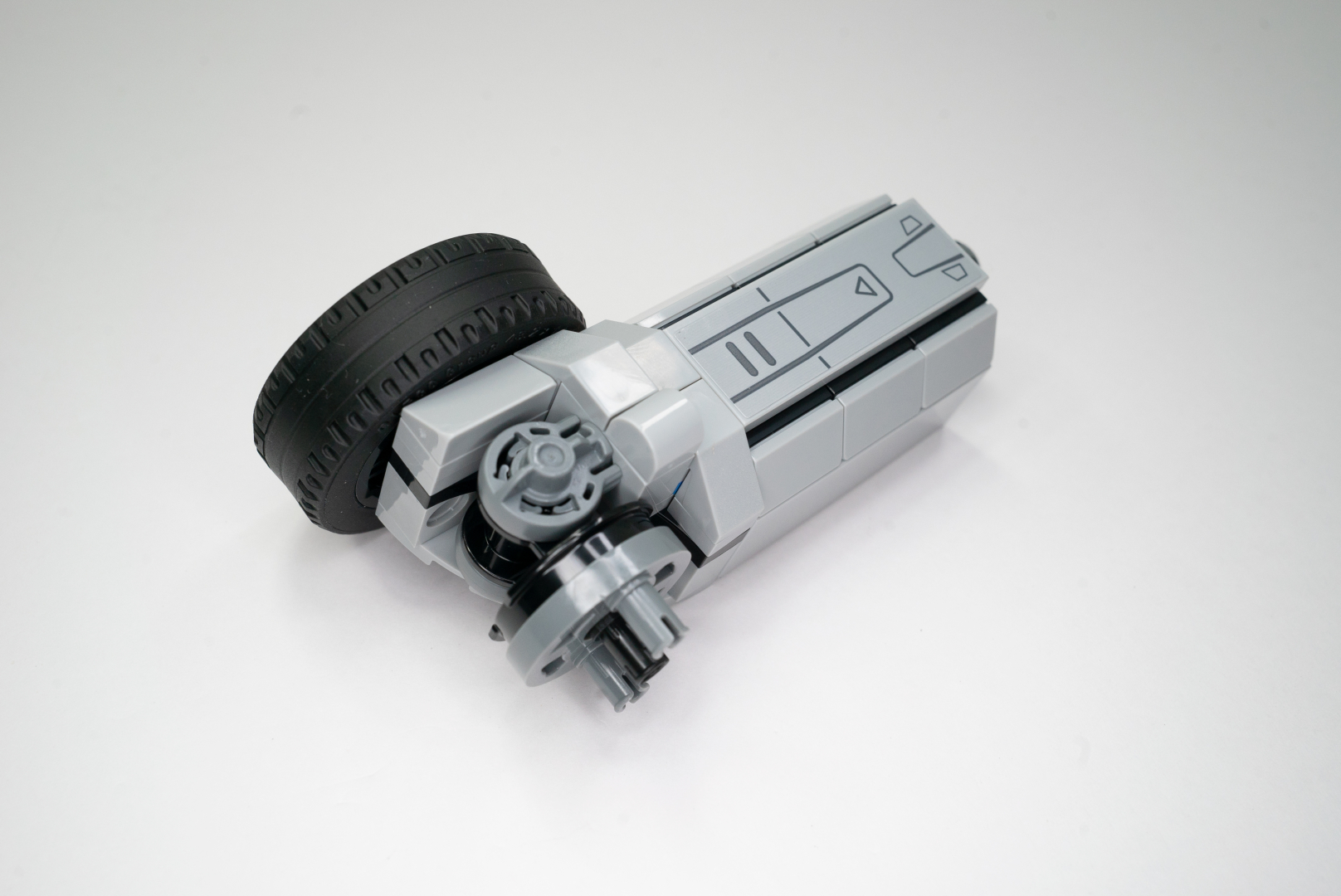 実際に関節を組み込むと画像のような感じになる。片側にピンが2つ、反対側にピンが3つ使われているので、かなり強度が高いと思われる。なお、太もも部分のステッカーを上下逆に貼り間違えているが、レゴ ブロックならパーツを外して反対にするだけでリカバリできるぞ！