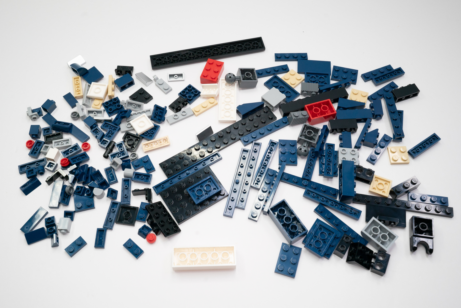 袋4のパーツ構成は、紺色が主体。画像のようなスタッドの位置を90度変えるパーツが入っている。今回のオプティマスは、この系統のパーツが多用されており、表面のディテールを構成していくシーンが多い