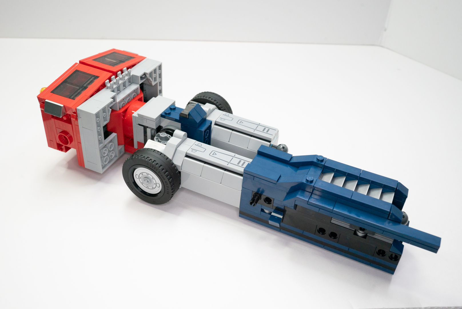 これまでの完成モデルに、スネ部分を組み込む。赤・灰・紺のコントラストが、まさにオプティマスらしさを見せてくれる