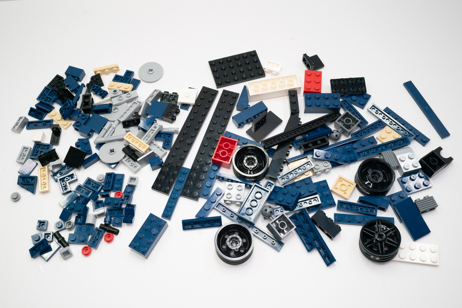 袋5は2つあるが袋4のパーツ構成と似ており、反対側のスネを作った上で、タイヤ部分を追加する感じだ