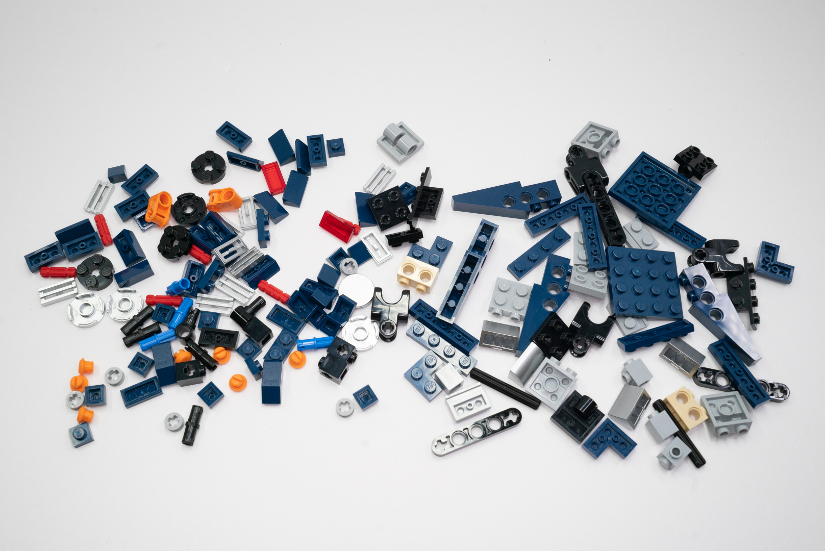 袋6のパーツ構成は、かなり細かいパーツが増えてきたように思える。珍しいパーツとしてはオレンジのゴム製パーツ。これは滑り止めになるので、足の裏に使うと便利なパーツだ。また、1×1ブロックのサイドにアクスル（十字のピン）を挿せるパーツも新しめのパーツだ