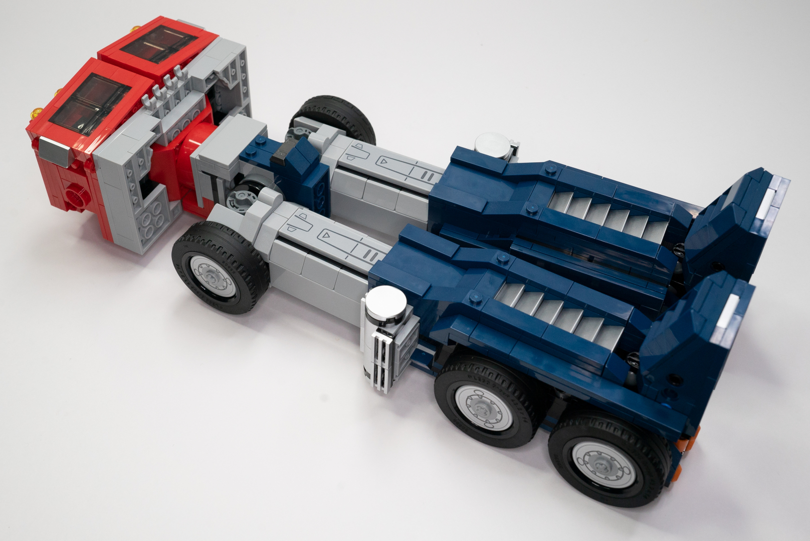 銀メッキのパーツを多様した燃料タンクを組んだら、先ほどの足とともに本体へ組み込む。かなりいい感じに仕上がってきて、テンションがあがるぜ