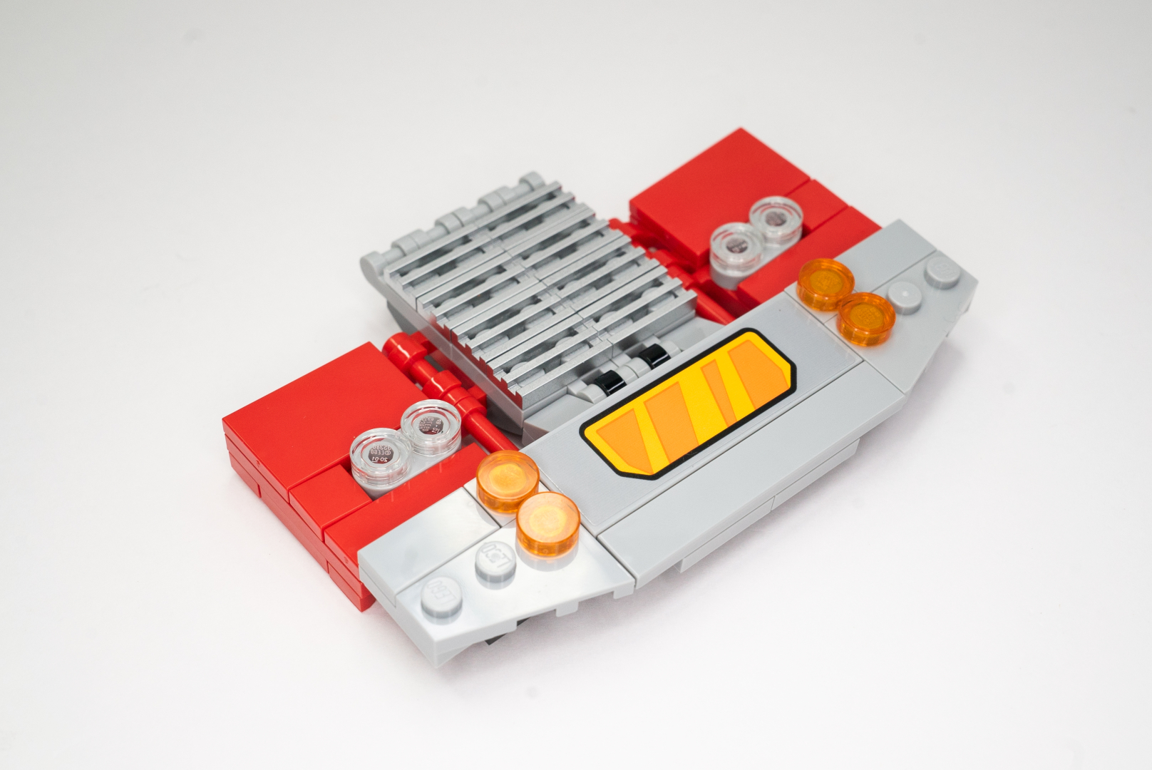 フロント部分を作り、本体に組み込む。後の変形を意識した作りで、凄くよく動く。平らいにしているとただの車のフロントだがパーツの角度を変えると、ロボットのボディにしか見えなくなる