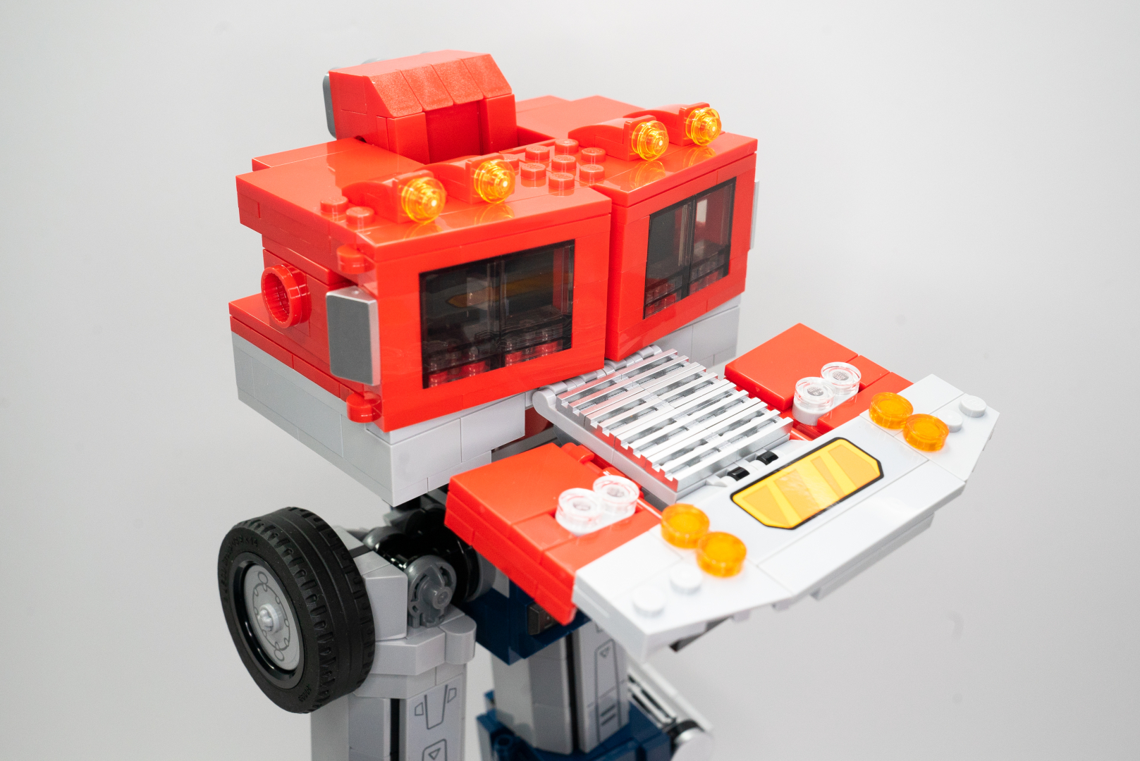 フロント部分を作り、本体に組み込む。後の変形を意識した作りで、凄くよく動く。平らいにしているとただの車のフロントだがパーツの角度を変えると、ロボットのボディにしか見えなくなる