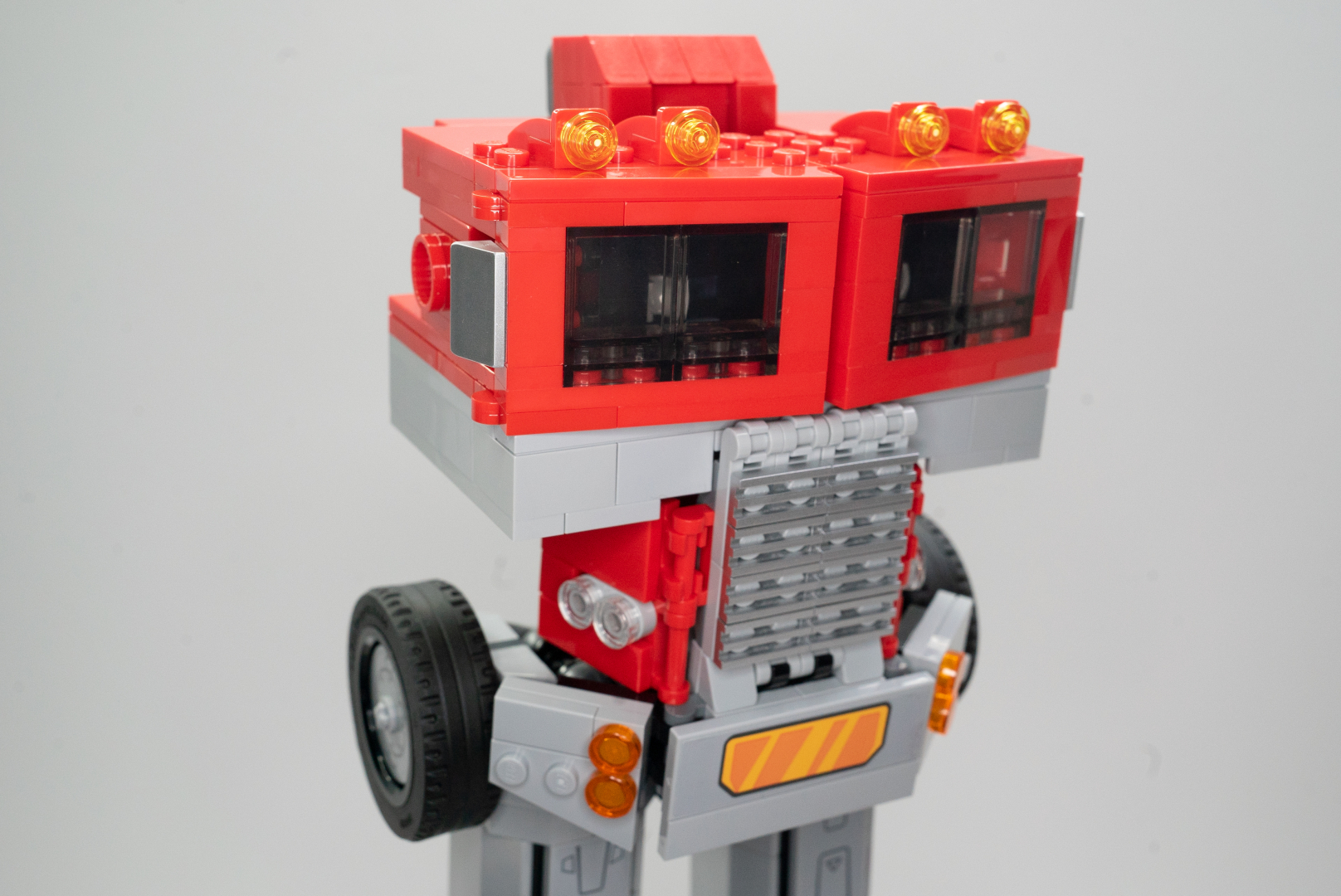 フロント部分を作り、本体に組み込む。後の変形を意識した作りで、凄くよく動く。平らいにしているとただの車のフロントだがパーツの角度を変えると、ロボットのボディにしか見えなくなる