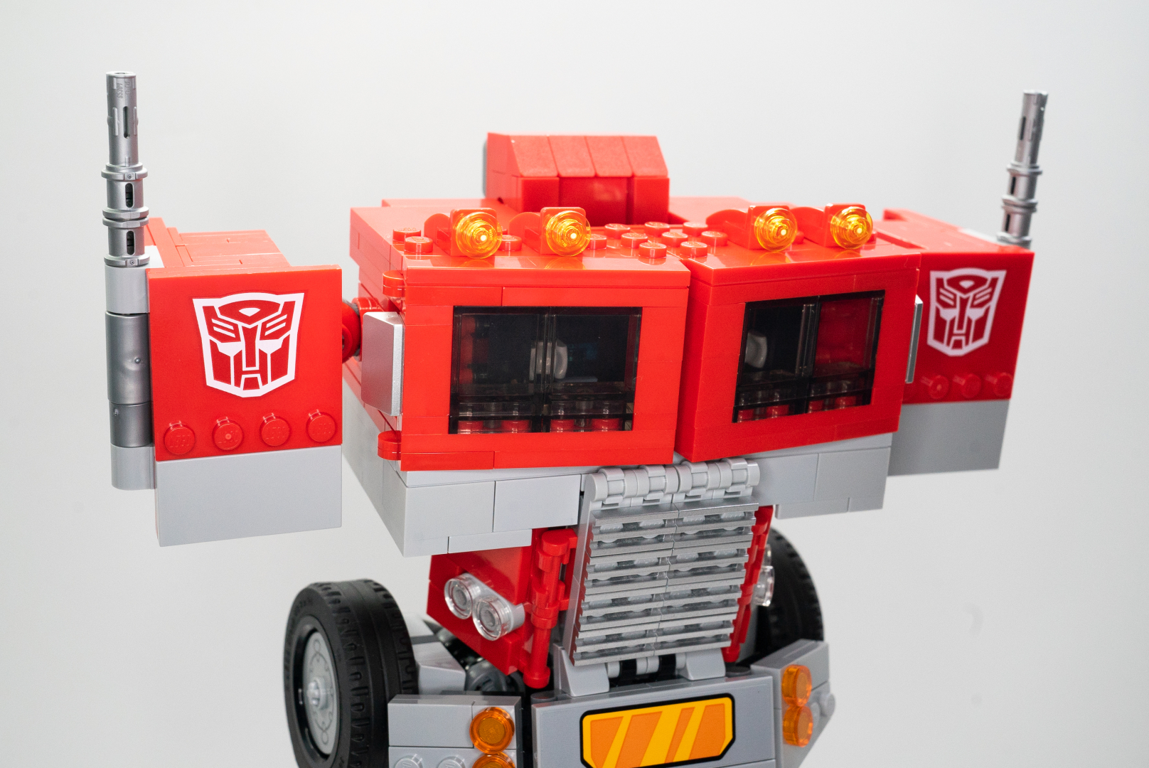 肩部分も完成したら本体に組み込む。これで車から一気にロボットらしくなった