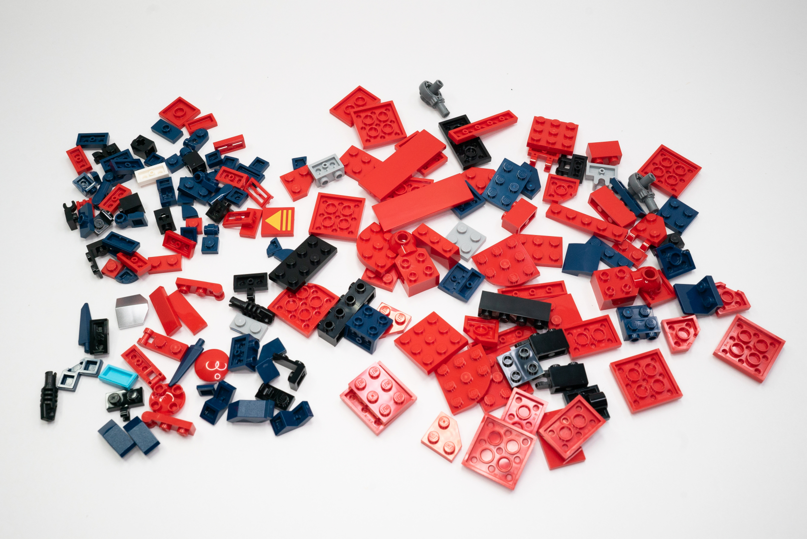 袋8のパーツ構成は赤と紺の混合。これで頭部や手を作る。頭部のマスク部分のパーツは、見たことがないので新規造型だと思われる。こだわりが凄い！