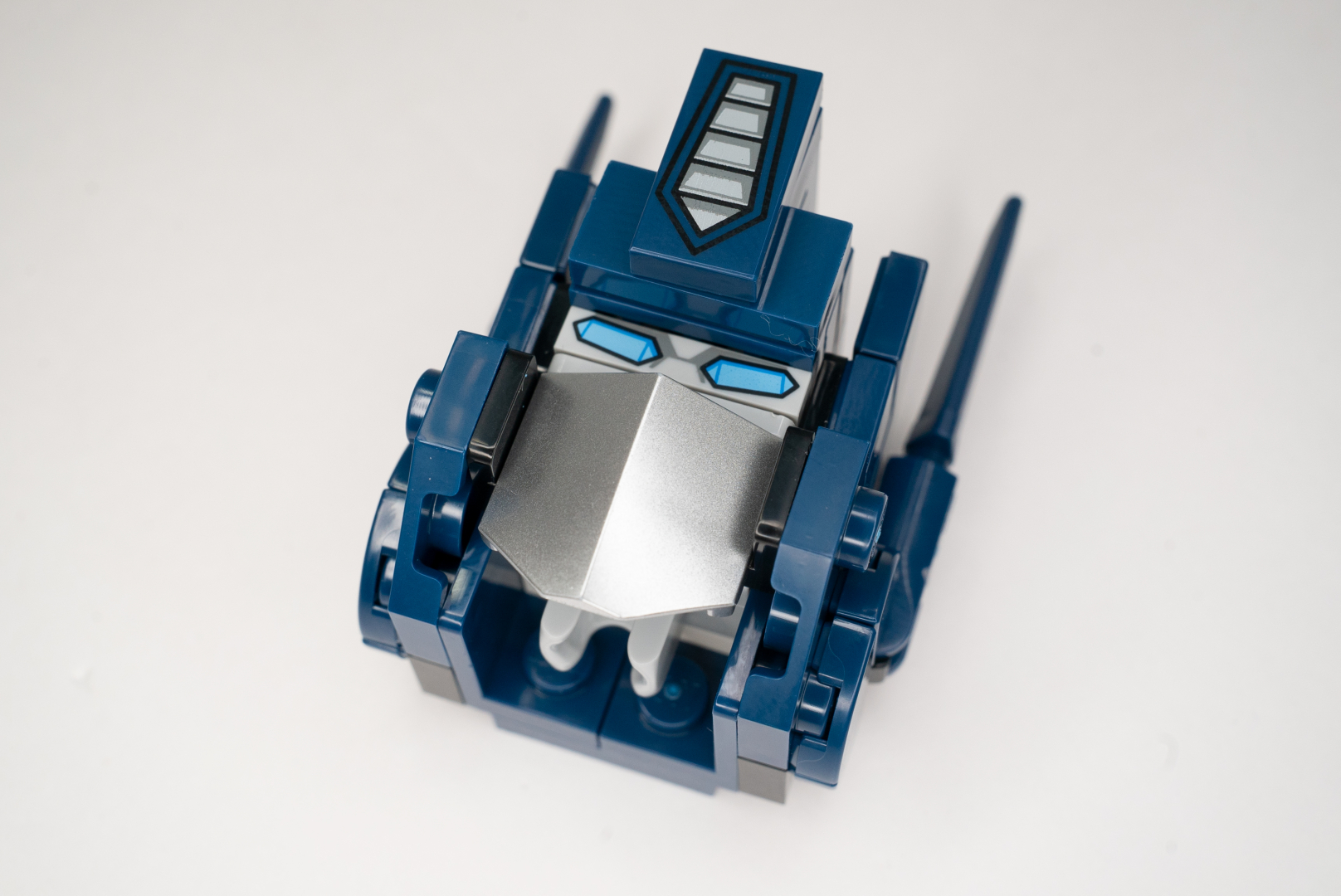 オプティマスの顔が完成。なんと目部分はプリントパーツだった。でも、かなり凝った組み方の頭部で、この組み方を勉強すればガンダムとかほかのロボも簡単にできてしまいそうに錯覚するほどテクニックが駆使されるぞ