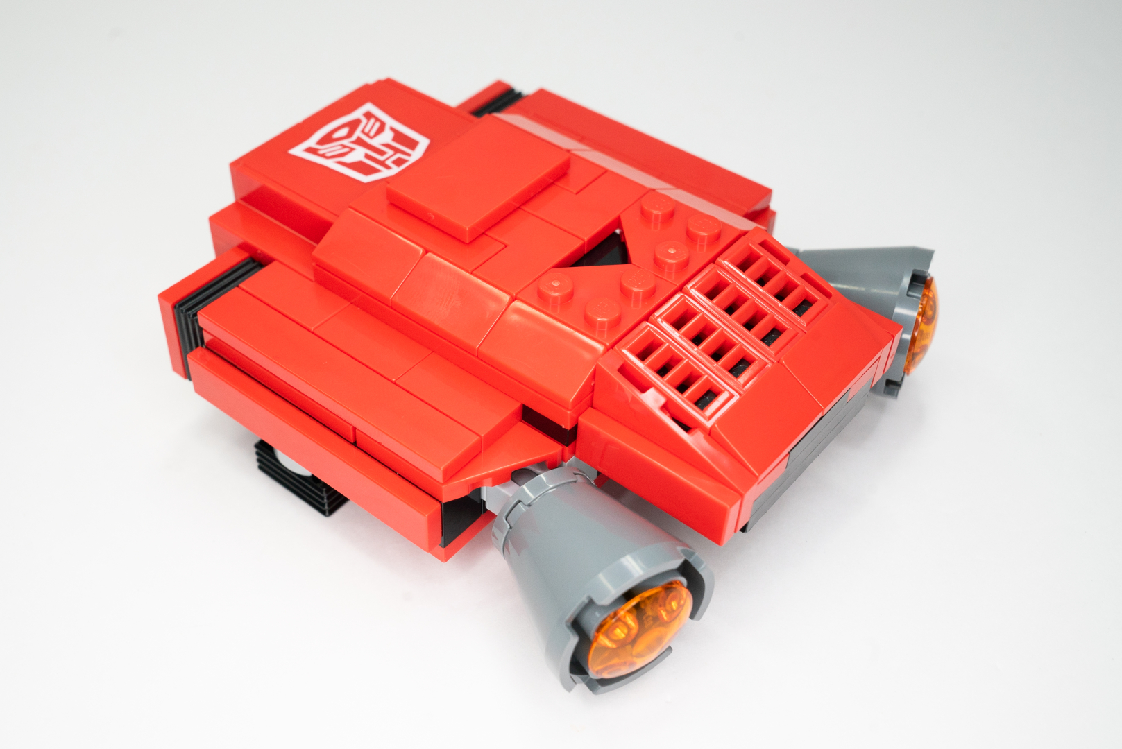 「ジェットパック」を作って本体に組み込み完了。スラスターの位置が斜めについているところがリアルでカッコいい。これはボールジョイント系のパーツでできるので、参考にすべし！