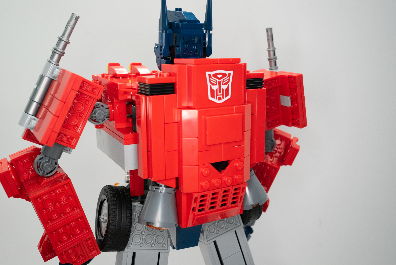 「ジェットパック」を作って本体に組み込み完了。スラスターの位置が斜めについているところがリアルでカッコいい。これはボールジョイント系のパーツでできるので、参考にすべし！