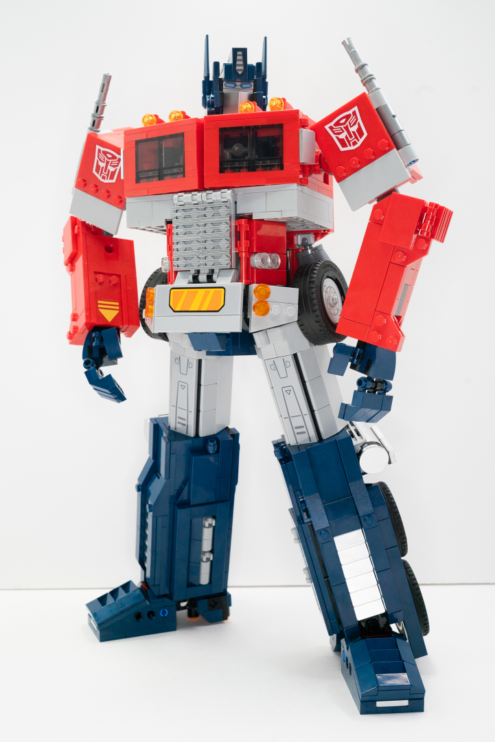 オプティマスプライムの全体は画像のような感じ。オプションも並べてみた。アクションフィギュアほどの可動は望めないにしても、造型としてのディテールは最高レベルといえる
