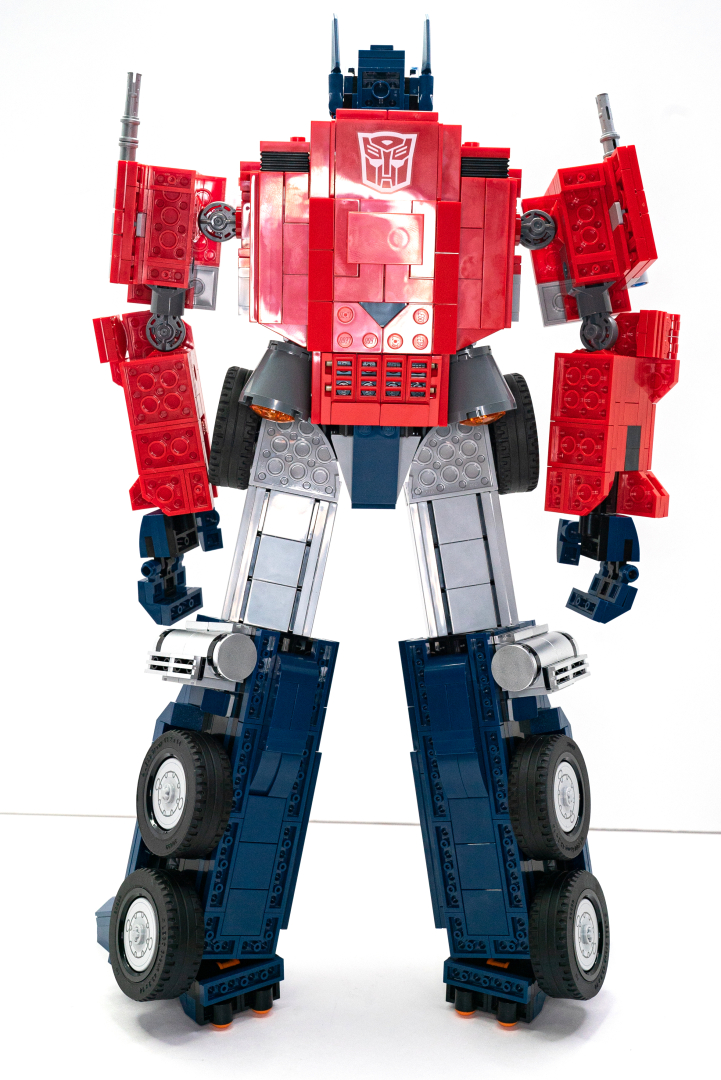 オプティマスプライムの全体は画像のような感じ。オプションも並べてみた。アクションフィギュアほどの可動は望めないにしても、造型としてのディテールは最高レベルといえる