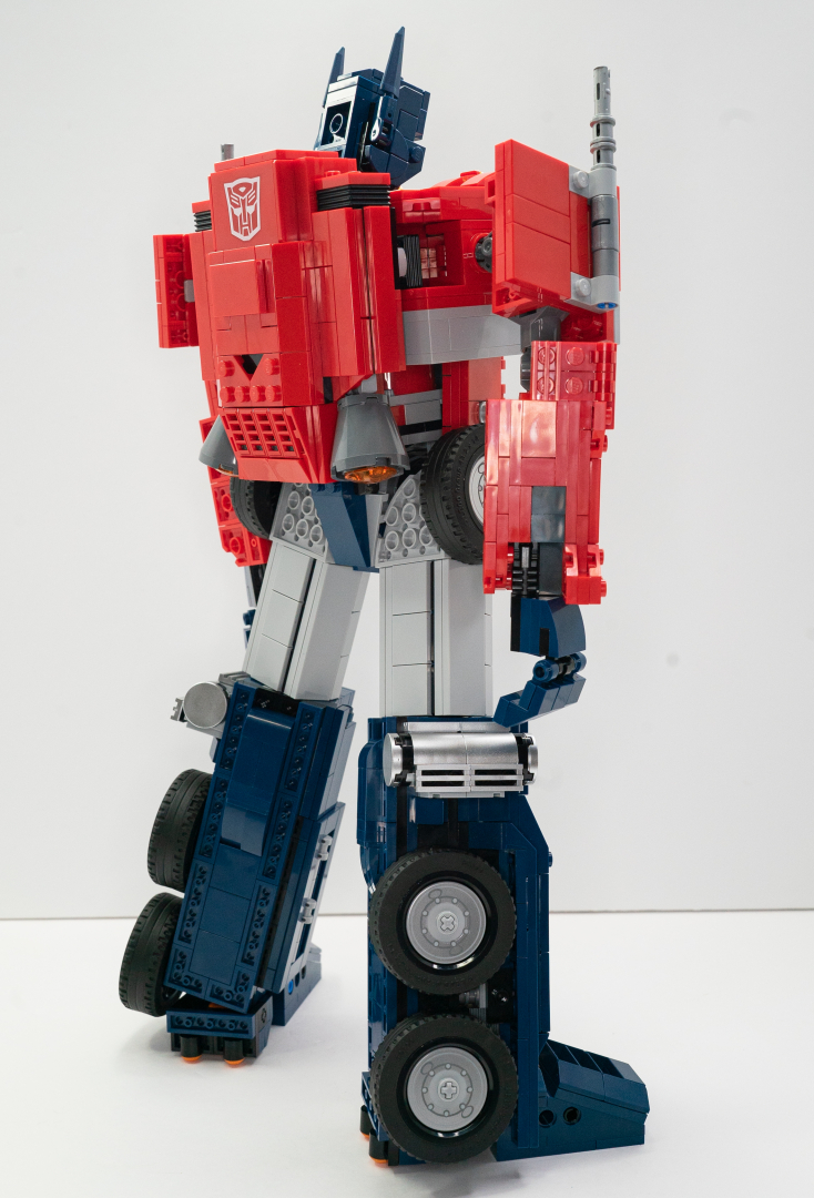 オプティマスプライムの全体は画像のような感じ。オプションも並べてみた。アクションフィギュアほどの可動は望めないにしても、造型としてのディテールは最高レベルといえる