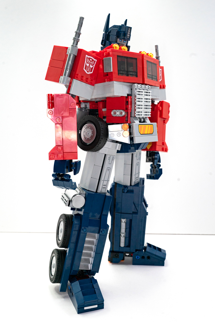 オプティマスプライムの全体は画像のような感じ。オプションも並べてみた。アクションフィギュアほどの可動は望めないにしても、造型としてのディテールは最高レベルといえる