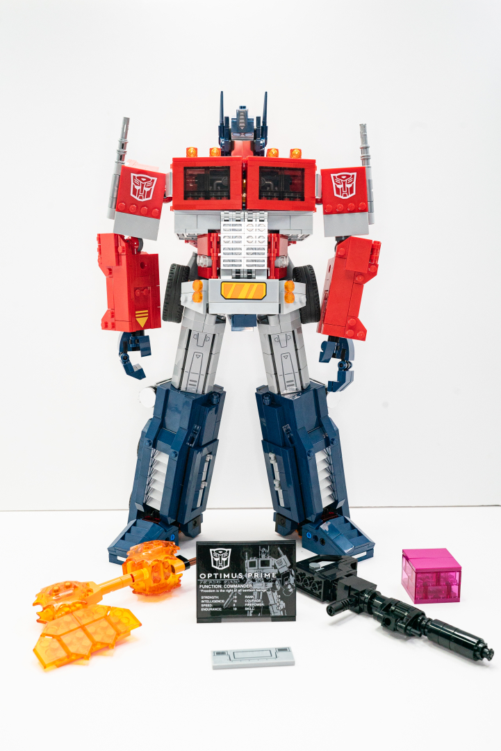 オプティマスプライムの全体は画像のような感じ。オプションも並べてみた。アクションフィギュアほどの可動は望めないにしても、造型としてのディテールは最高レベルといえる