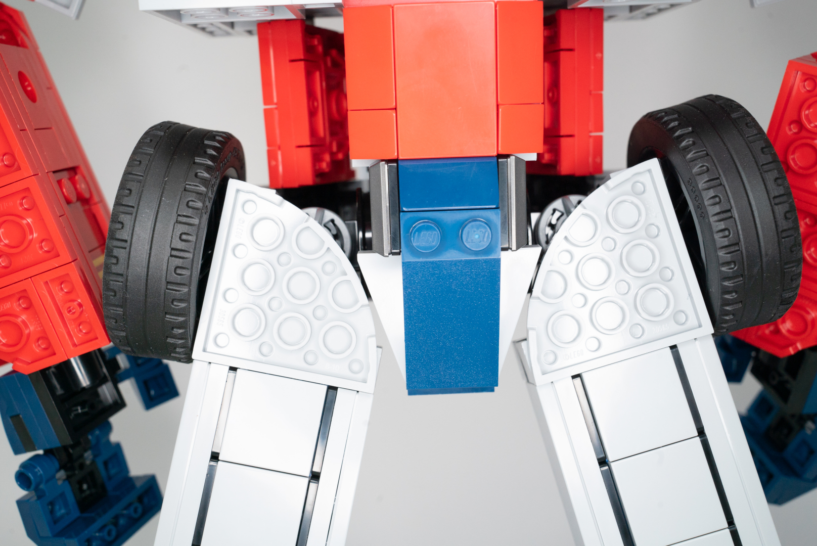 実は、このようなカッコイイ角度で立たせるのはコツがある。股関節部分で足を画像のような角度にするといい。後は足裏のパーツががんばって保持してくれるだろう