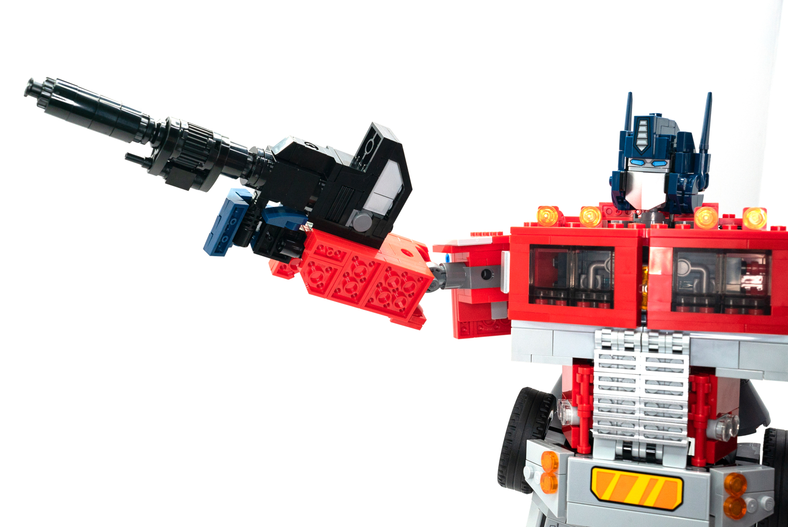 「イオンブラスター」「エネルゴンアックス」といった武器を持たせてみた。「イオンブラスター」はパーツの一部を腕に接続、「エネルゴンアックス」は手を外してアクスルパーツで接続する