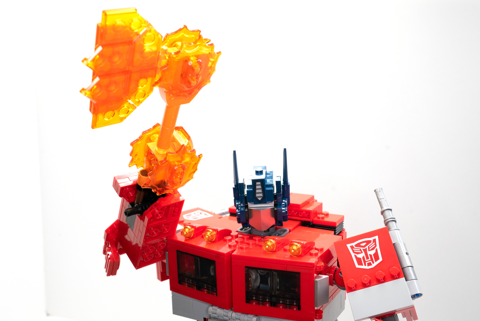 「イオンブラスター」「エネルゴンアックス」といった武器を持たせてみた。「イオンブラスター」はパーツの一部を腕に接続、「エネルゴンアックス」は手を外してアクスルパーツで接続する