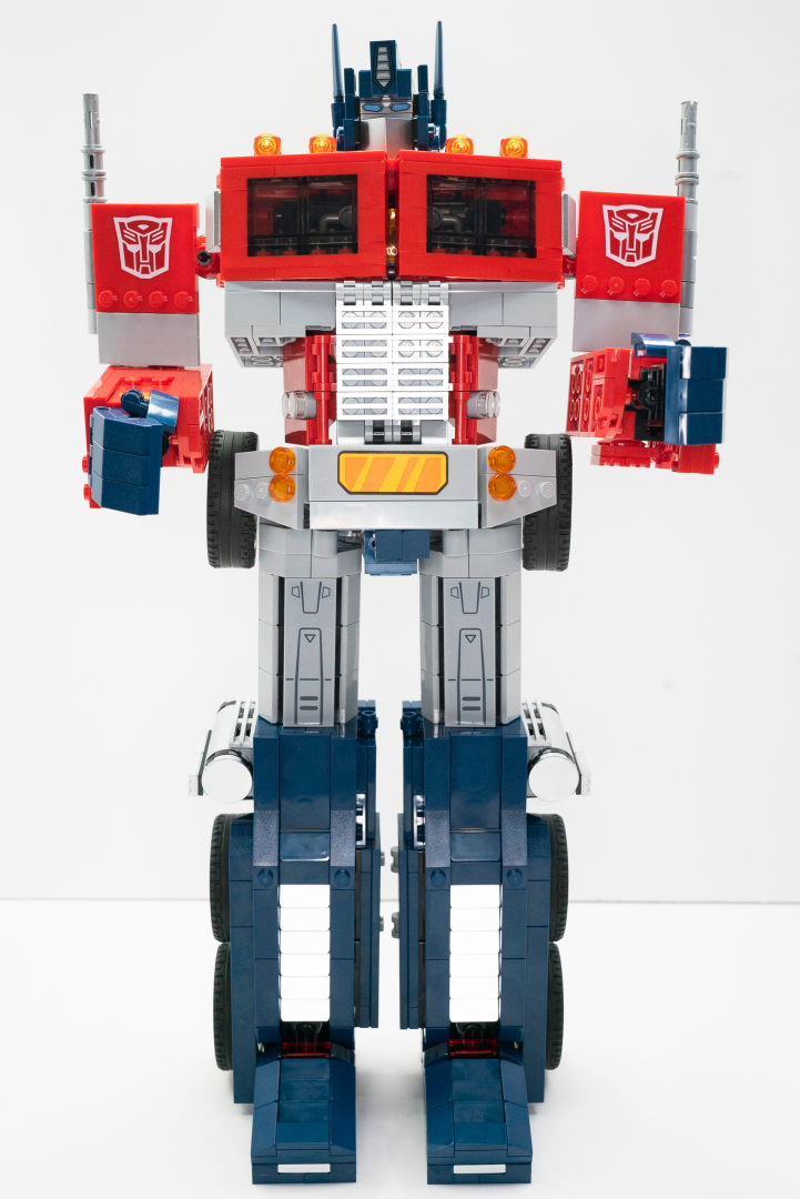 次に昭和のロボットトイのように直線的に立たせる