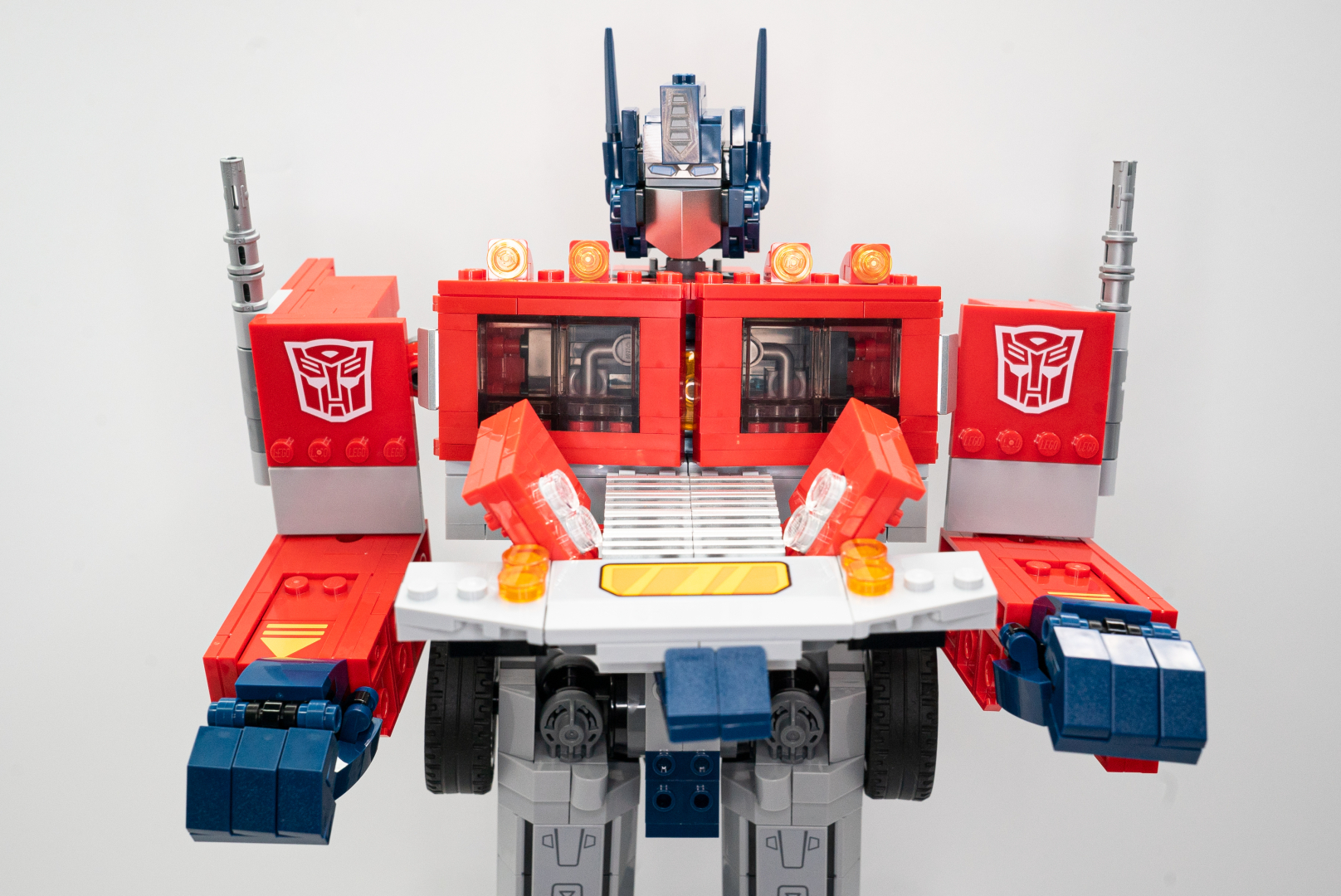 フロント部分を持ち上げて、腕もピアノを弾くような体勢にする