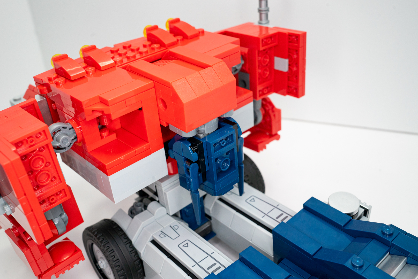 次に頭の部分を回転させて収納する