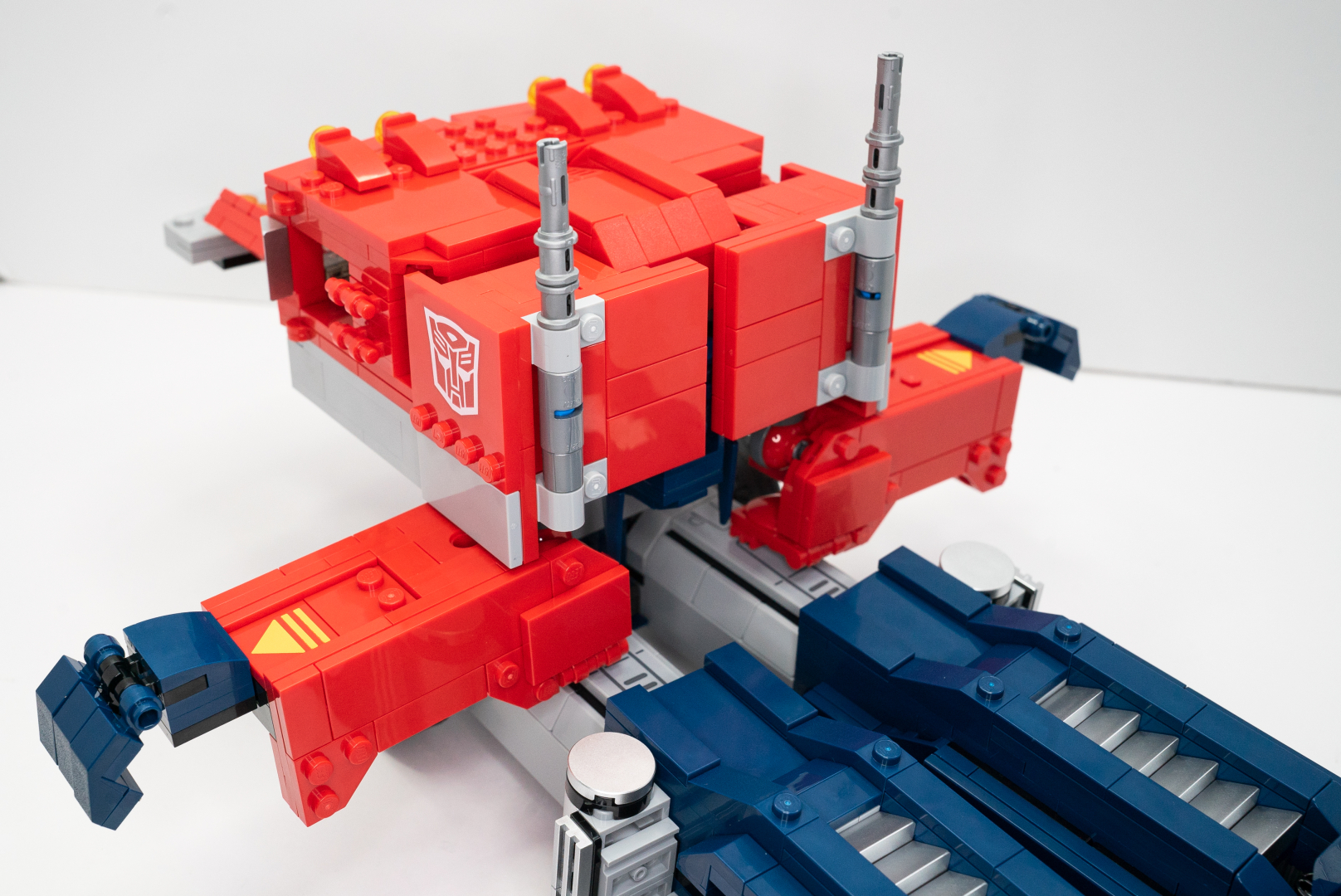 さらに頭の部分を両肩で囲うようにする