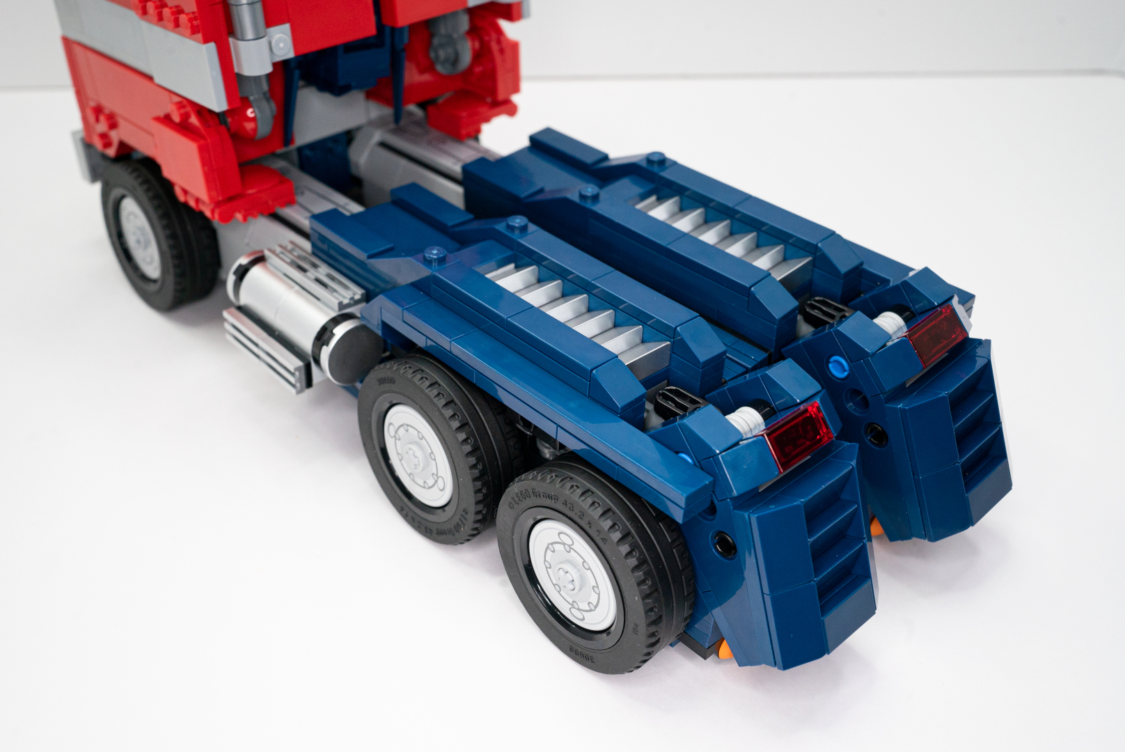 燃料タンクの位置を変えて、足部分も折りたたむようにする