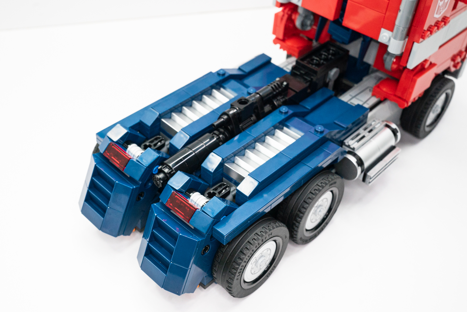 両脚の間に「イオンブラスター」を埋め込んで接続する