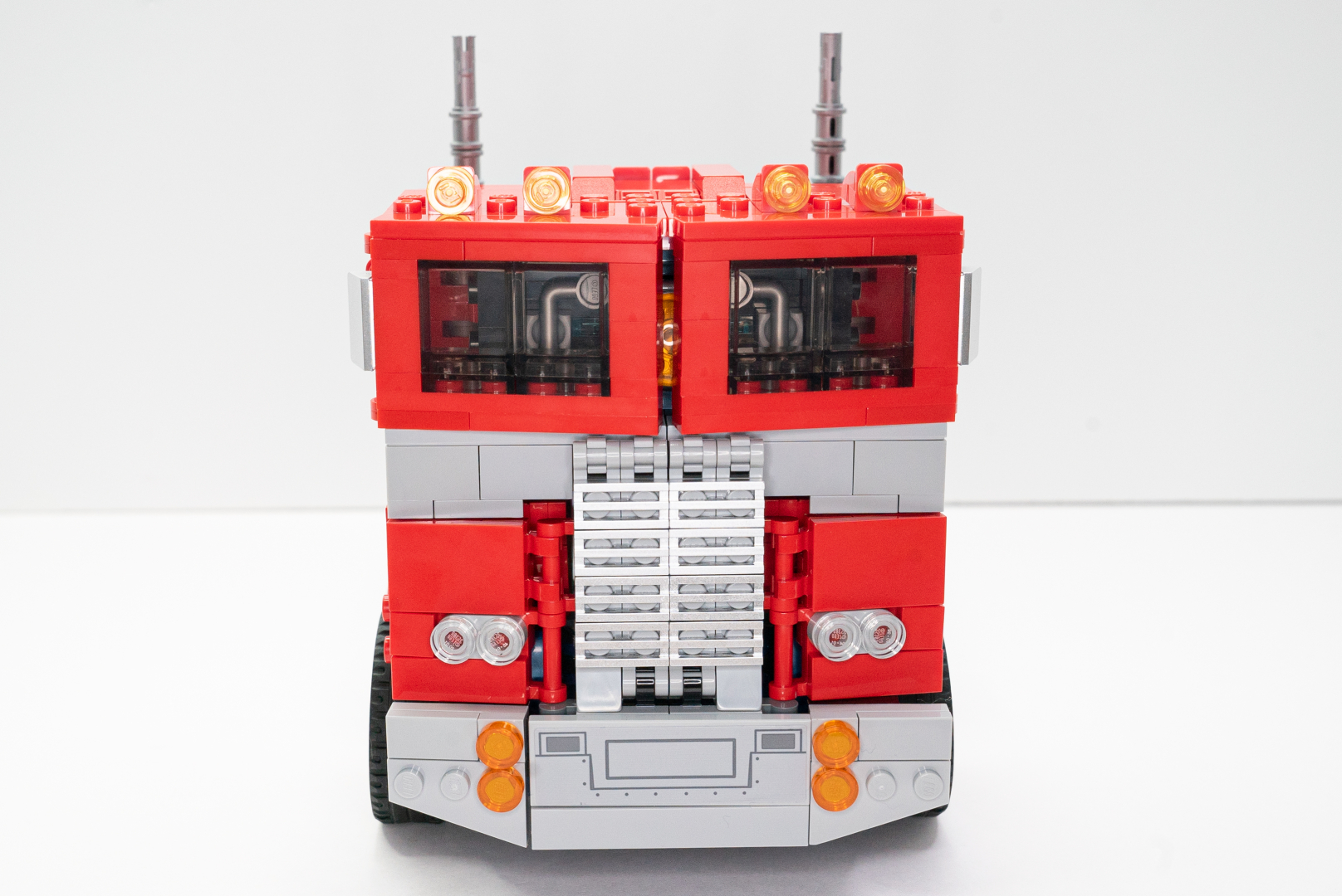 トラックモードの全周と俯瞰。元がロボットだったとは思えないくらいトラックに馴染んでいる。また、思ったよりも間接として使ったクリップ系パーツが目立っていないのも嬉しい。