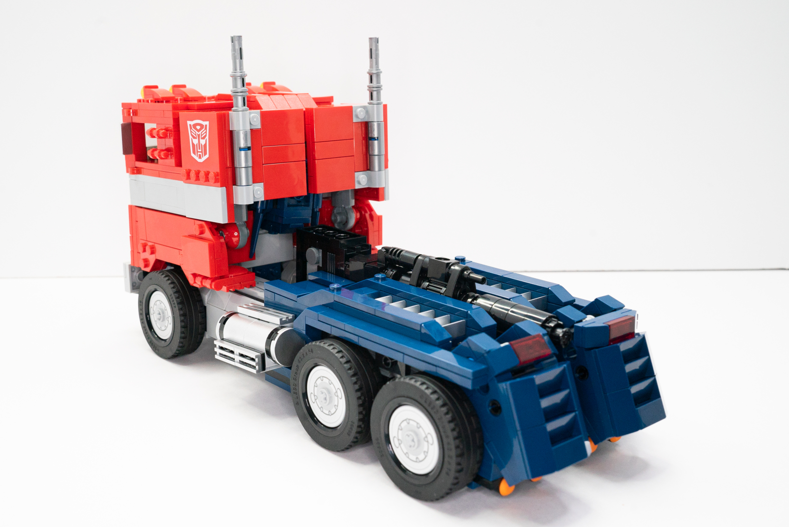 トラックモードの全周と俯瞰。元がロボットだったとは思えないくらいトラックに馴染んでいる。また、思ったよりも間接として使ったクリップ系パーツが目立っていないのも嬉しい。