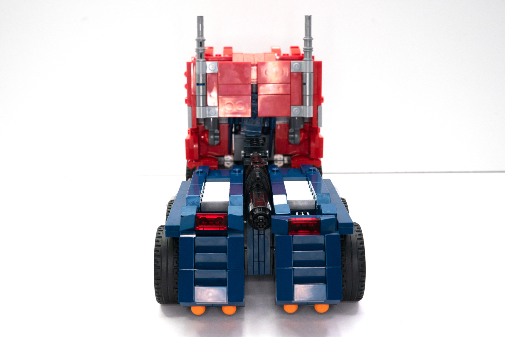 トラックモードの全周と俯瞰。元がロボットだったとは思えないくらいトラックに馴染んでいる。また、思ったよりも間接として使ったクリップ系パーツが目立っていないのも嬉しい。