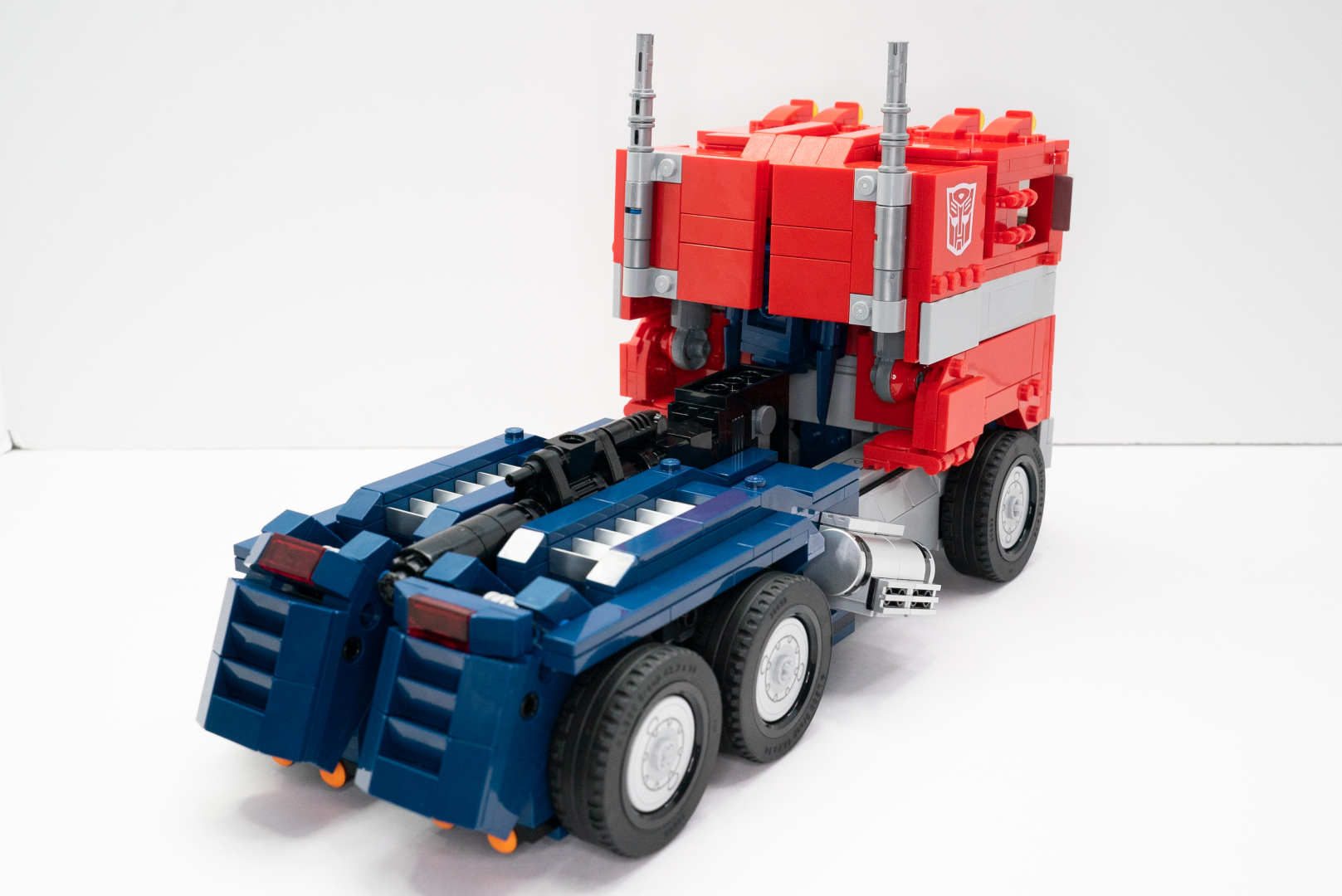 トラックモードの全周と俯瞰。元がロボットだったとは思えないくらいトラックに馴染んでいる。また、思ったよりも間接として使ったクリップ系パーツが目立っていないのも嬉しい。