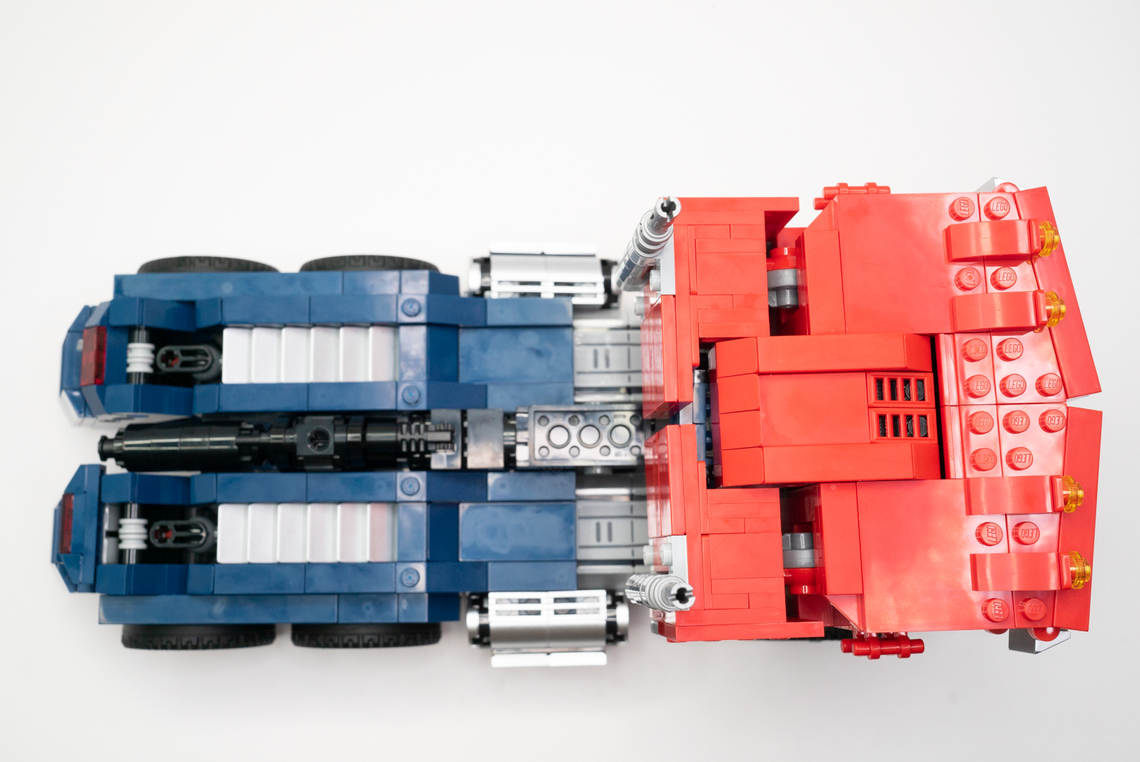 トラックモードの全周と俯瞰。元がロボットだったとは思えないくらいトラックに馴染んでいる。また、思ったよりも間接として使ったクリップ系パーツが目立っていないのも嬉しい。