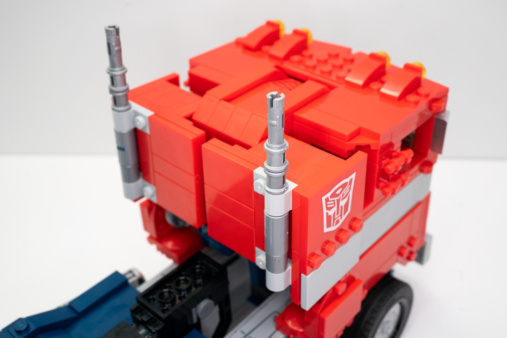 大型トラック特有の煙突マフラーのディテールも、やっと本領発揮だ