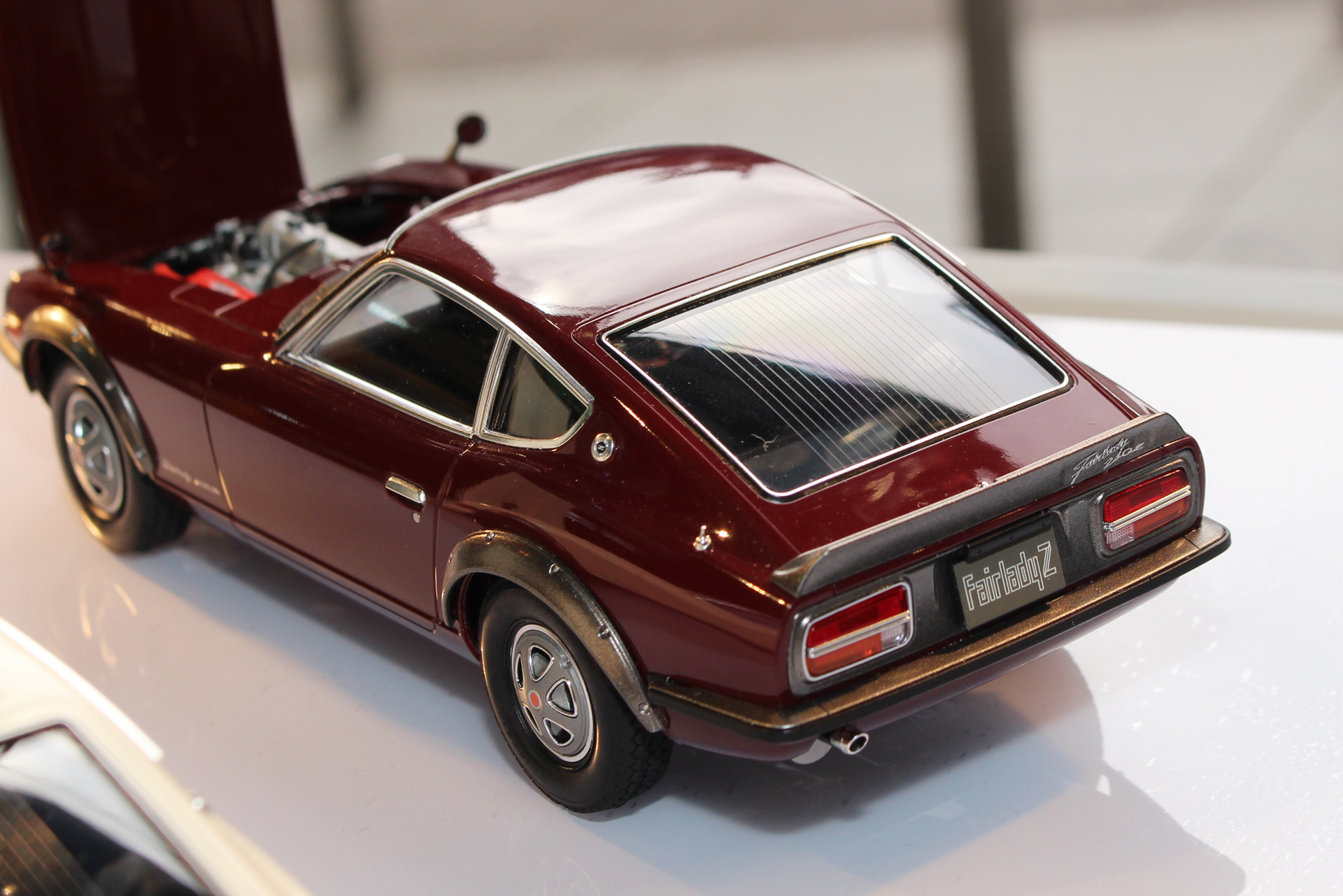 実車ではオプション装備だったリヤスポイラーを装着した状態を再現