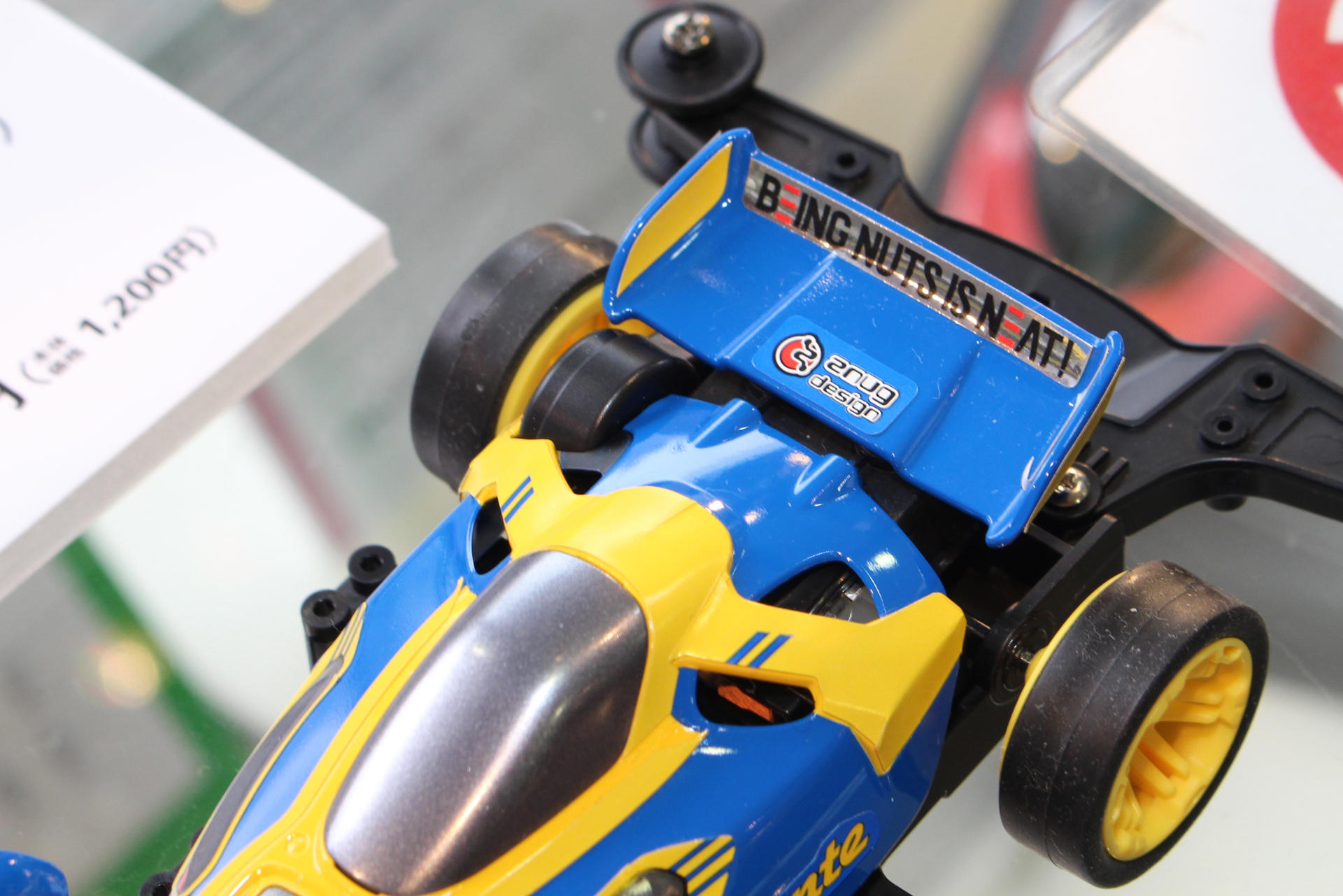 リアウイングにはアバンテのキャッチフレーズ「BEING NUTS IS NEAT！（バカになるってカッコイイ！）」も入っている