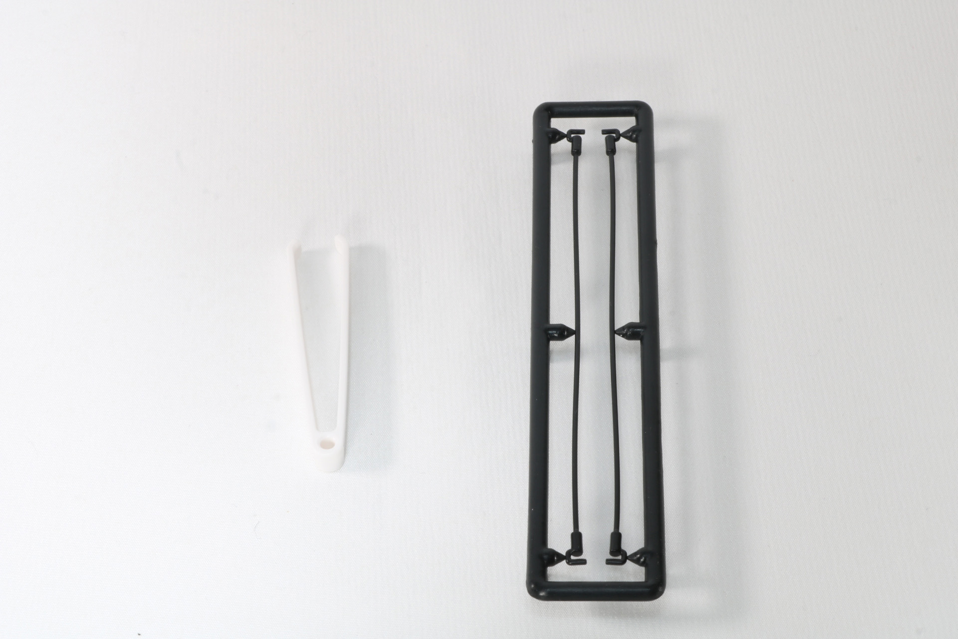 ピンセットと牽引ワイヤーのランナー