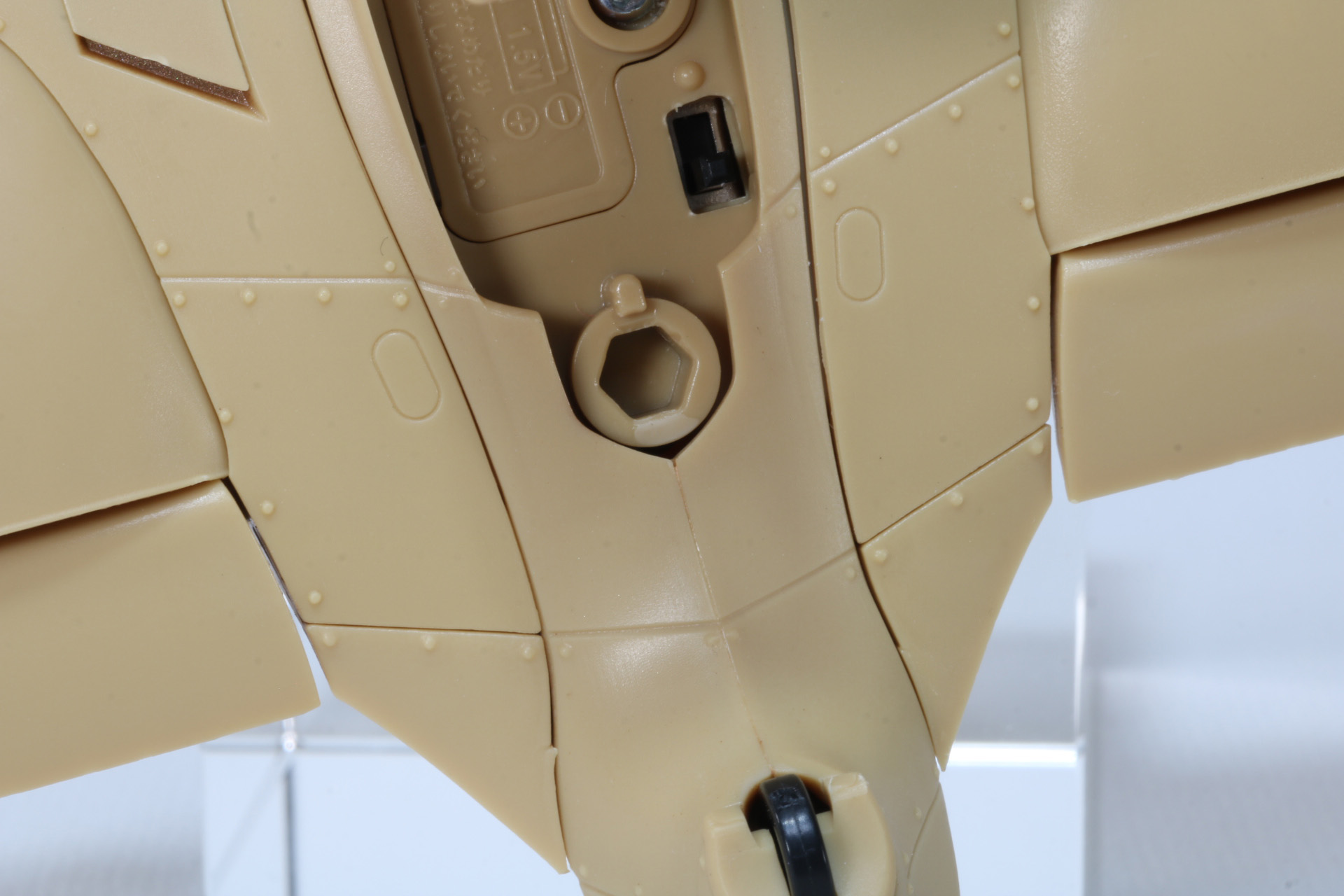 ディスプレイの際は「ガンシップ」の場合、背面の一部を取り外してジョイント穴を露出させる