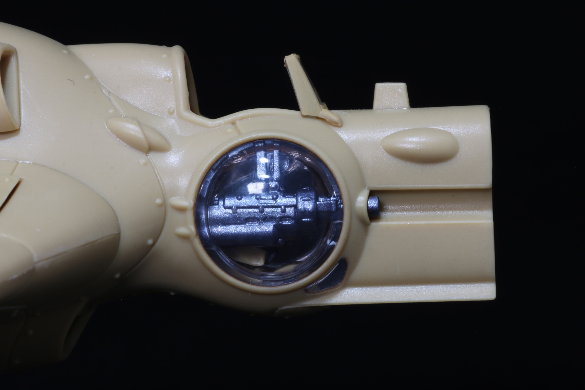 キャノピー越しからも機銃の位置がわかる