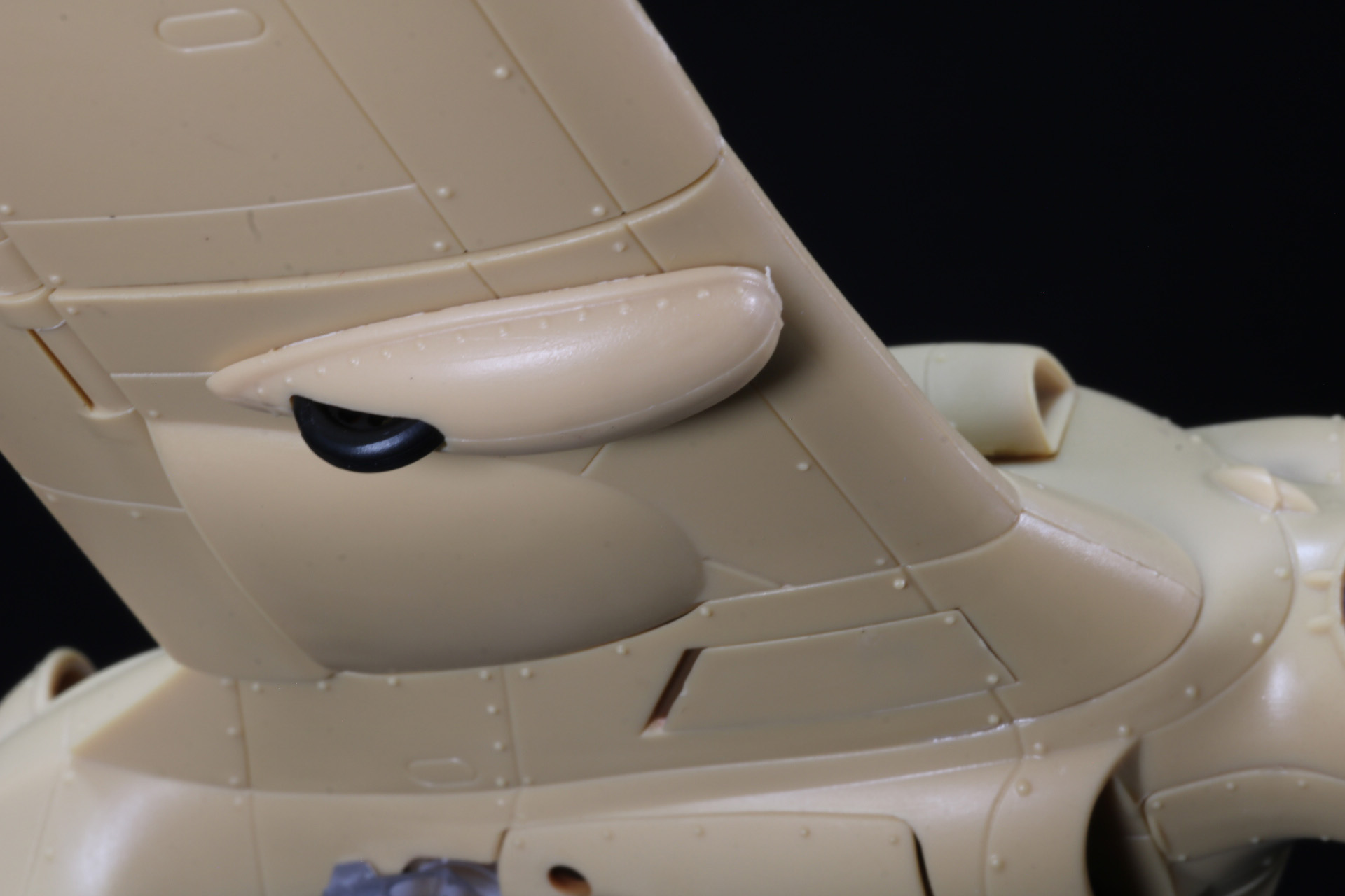 着陸脚は飛行状態ではすっきりと収まった状態でディスプレイが可能